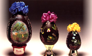 uovo cioccolato decorato  Art.145(gr.3500) -140(gr.1800) -135(gr.900)