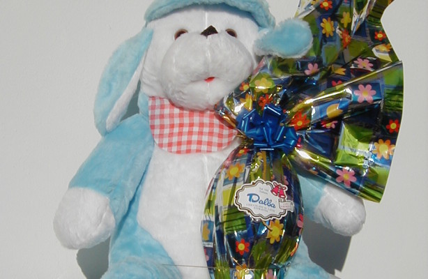 Art.718 uovo cioccolato gr.400 + peluche cane cappello