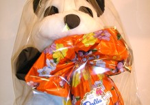 Art.718 uovo cioccolato gr.400 + peluche panda vestito colorato