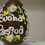 uovo+cioccolato+ decorato+ dalba+pasqua