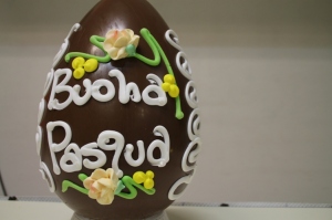 uovo+cioccolato+ decorato+ dalba+pasqua