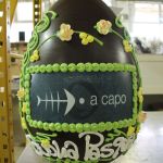 uovo+cioccolato+ decorato+ dalba+pasqua