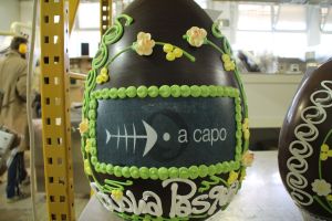 uovo+cioccolato+ decorato+ dalba+pasqua