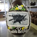 uovo+cioccolato+ decorato+ dalba+pasqua