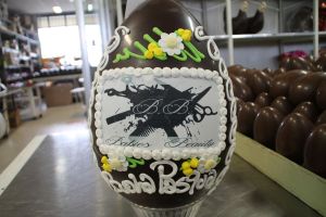 uovo+cioccolato+ decorato+ dalba+pasqua