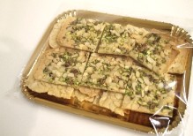 vassoio di sfoglie di croccante con mandorle pelate affett. e pistacchi