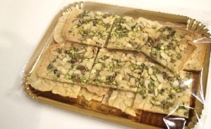 vassoio di sfoglie di croccante con mandorle pelate affett. e pistacchi
